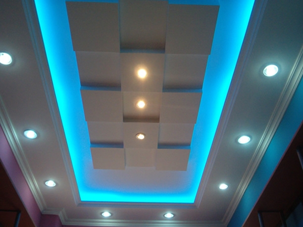 Techo decorativo con iluminación integrada